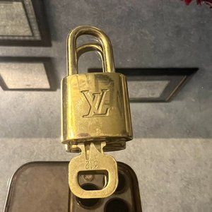 2 Louis Vuitton lock and keys